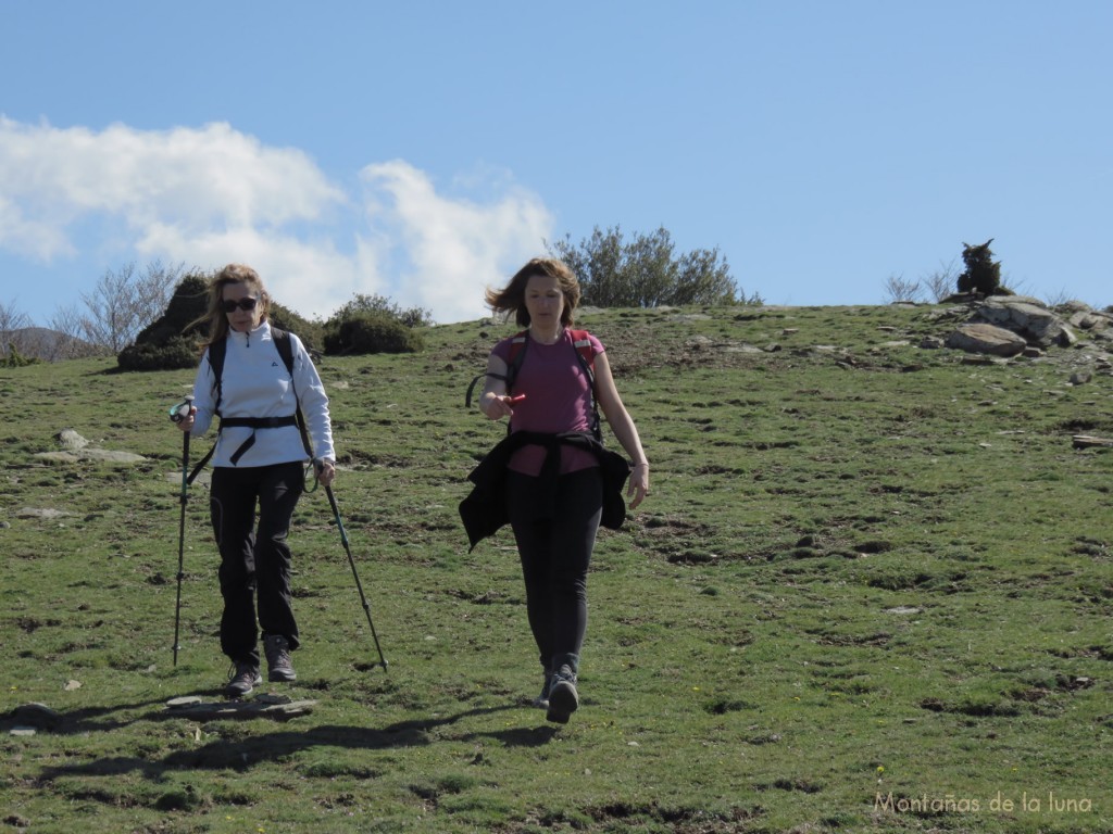 Anna y Lourdes bajando del Turó del Faig de La Mola al Corral de Puigventós